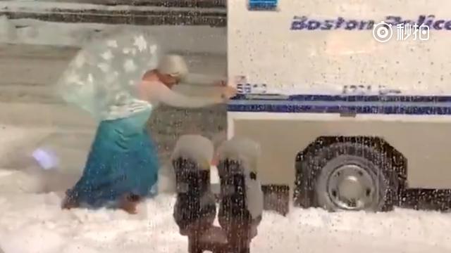 美国一辆警车被困雪中 男子扮成“冰雪女王”伸援手
