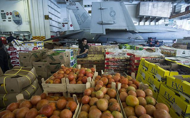 机库是转运蔬菜、水果和其他补给品的地方。