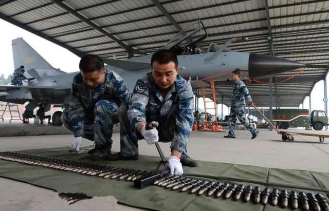 提到空军你们只想到了飞行员,却很少有人想到过他们|空军|飞行员|地勤