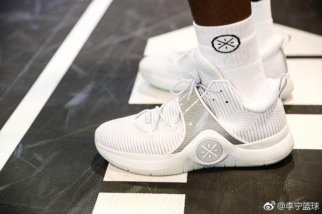 韦德之道6居然是夜光底!水泥地表示不能忍!