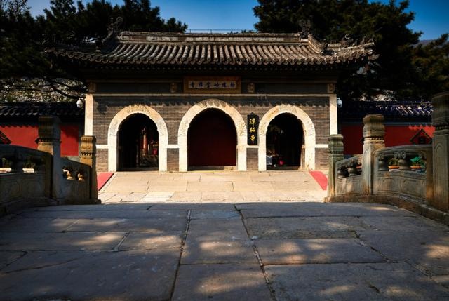 北京最古老的寺庙,距今已有1700年,地位比少林寺还高,由武警站岗