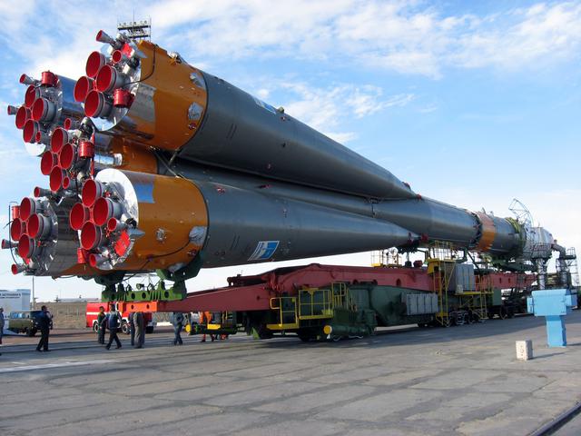 R-7火箭的尾部特写，大家可以看到，除了主尾喷口以外，还有一些小的喷口。