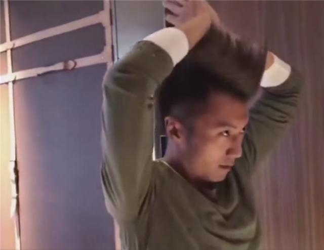 谢霆锋用熨斗给自己烫头 网友:终于知道当年非