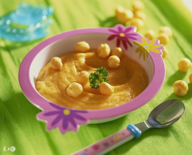 6-12个月宝宝辅食添加对照表，对号入座看看怎样给宝宝添加辅食~