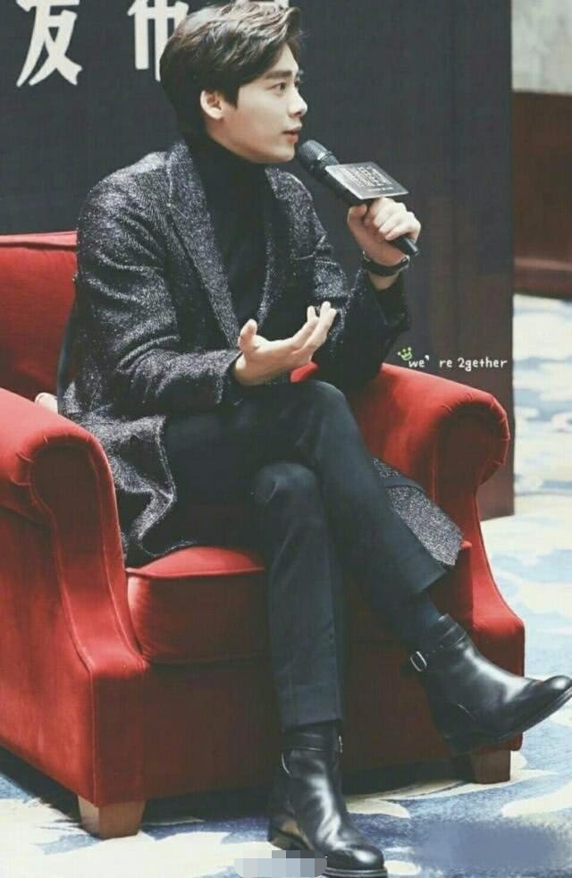 李易峰完美演绎男生正确坐姿,教你坐出气质,男生都来学一下!