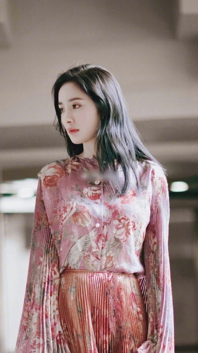 杨幂穿粉色碎花裙简直就是少女一枚,一点不像