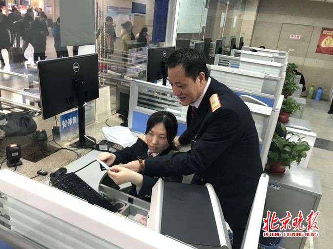 北京南站集结多种智慧购票方式 老售票员见证