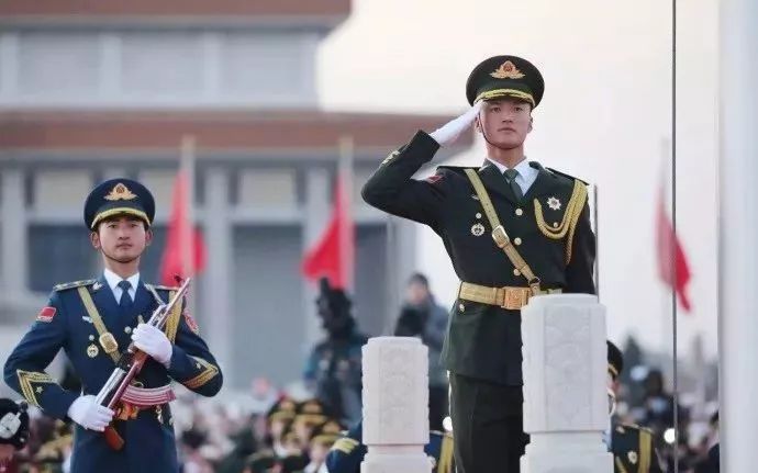 热点|专访三军仪仗队国旗手郭凤通:用哑铃模拟