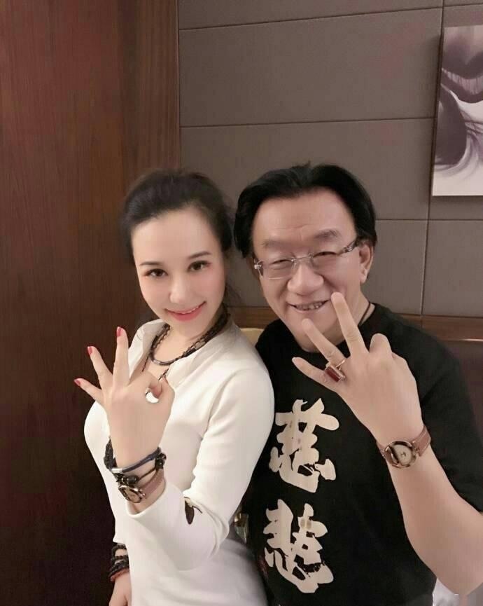 侯耀华和另一个女徒弟亲密合影曝光,这比安娜金还漂亮