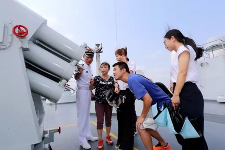 羡慕！南海舰队举办“军事开放日”活动，与威武战舰亲密接触！