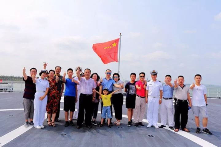 羡慕！南海舰队举办“军事开放日”活动，与威武战舰亲密接触！