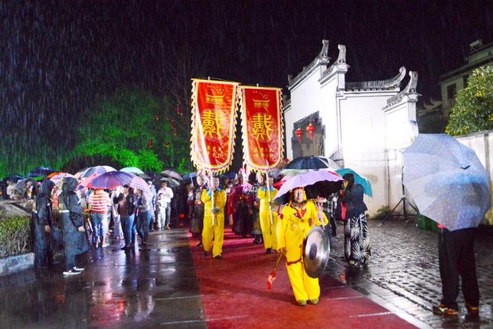 金华寺平古村"银娘祭月 中外游客蜂拥而至