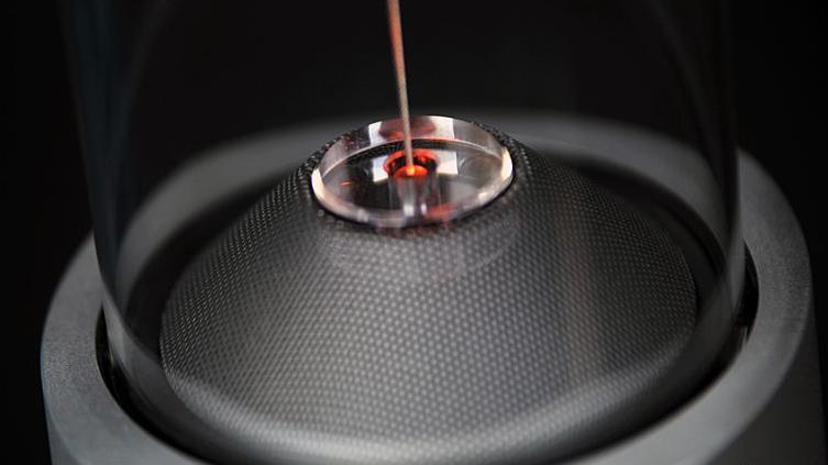 用索尼触控投影黑科技在桌子上玩王者荣耀,也