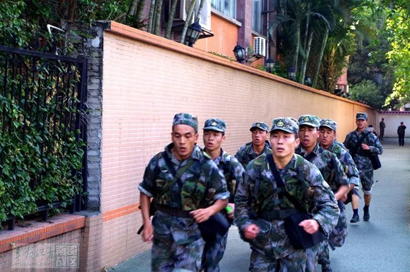 在这里,障碍有3千米,5公里武装奔袭19分才算合