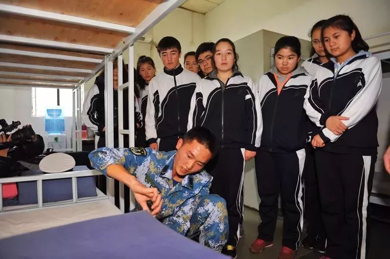 羡慕！南海舰队举办“军事开放日”活动，与威武战舰亲密接触！