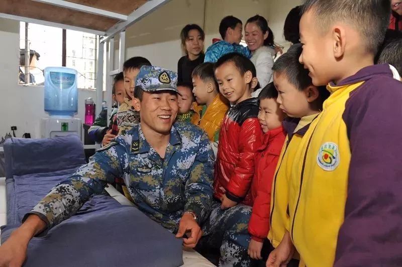 羡慕！南海舰队举办“军事开放日”活动，与威武战舰亲密接触！