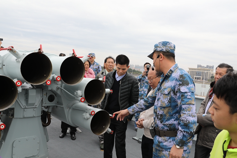 羡慕！南海舰队举办“军事开放日”活动，与威武战舰亲密接触！