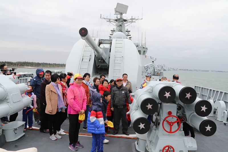 羡慕！南海舰队举办“军事开放日”活动，与威武战舰亲密接触！