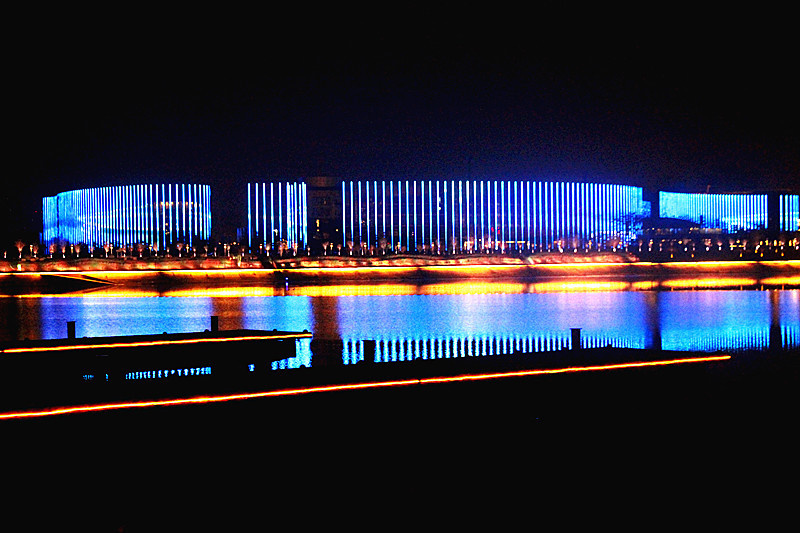 西安浐灞河景灯光秀璀璨绽放 看灞河之滨的别