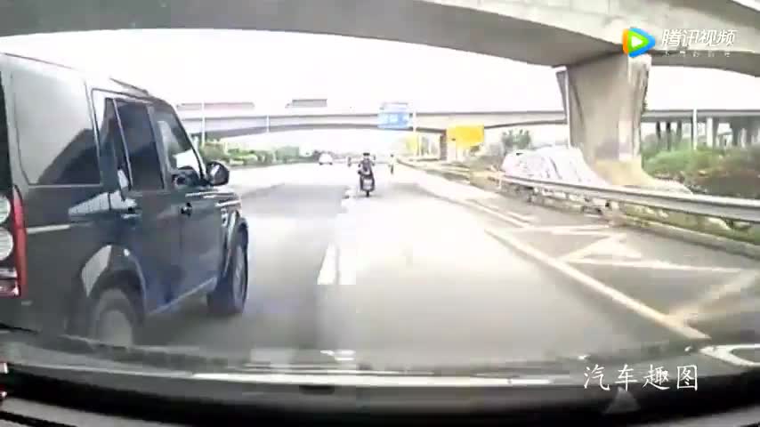 嚣张路虎加塞不成竟疯狂挑衅，接下来视频车做了正确的事！