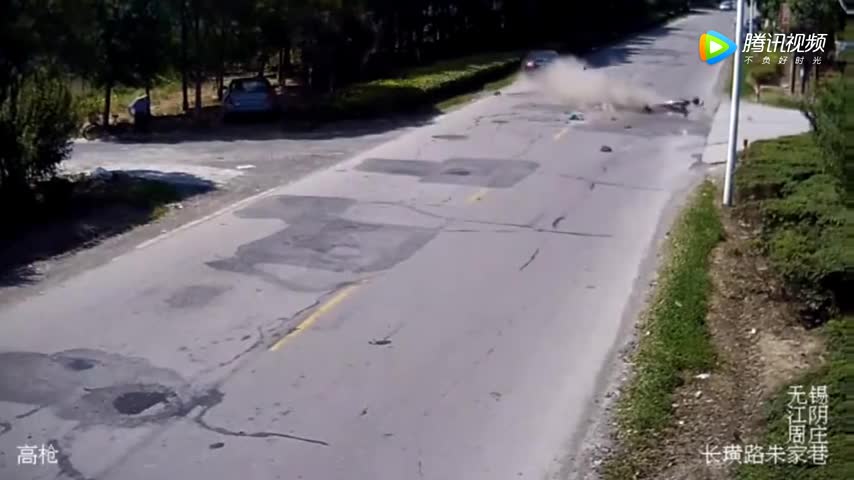 监控拍下轿车这一撞，很多人会怪罪电动车！