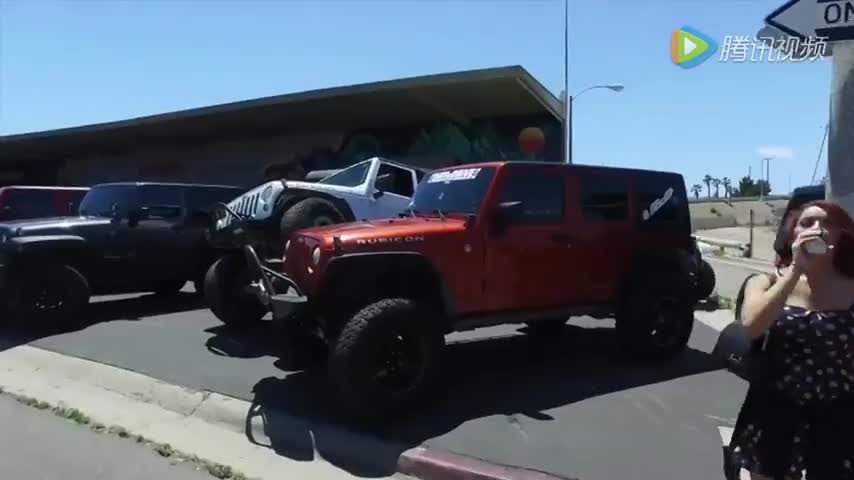 烟雾太呛人！国外改装牧马人疯狂烧胎