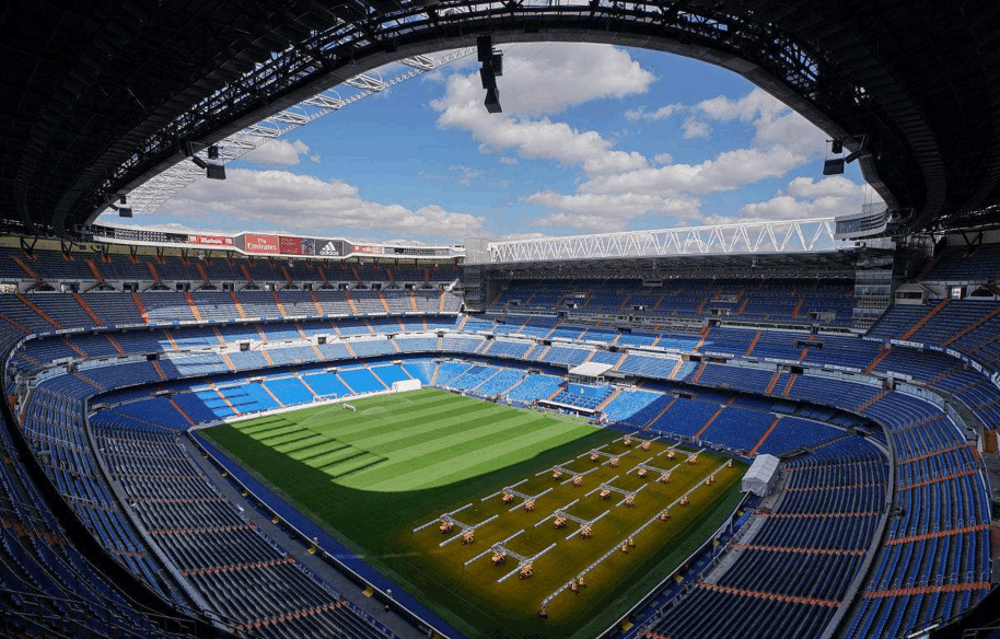 为什么中国的足球场四周都有一圈跑道?