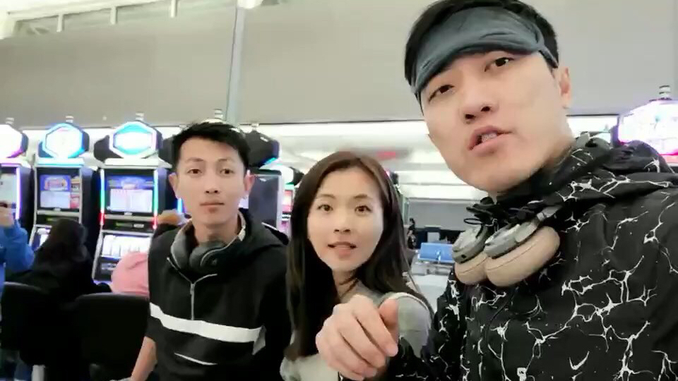 经过十几个小时的飞行,自如一行人终于抵达拉斯维加斯了!