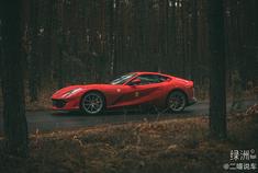 下雨天的深山和法拉利更配哦 法拉利 812 Superfast