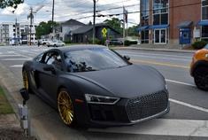 哑光黑奥迪R8，配备黄金色战靴！