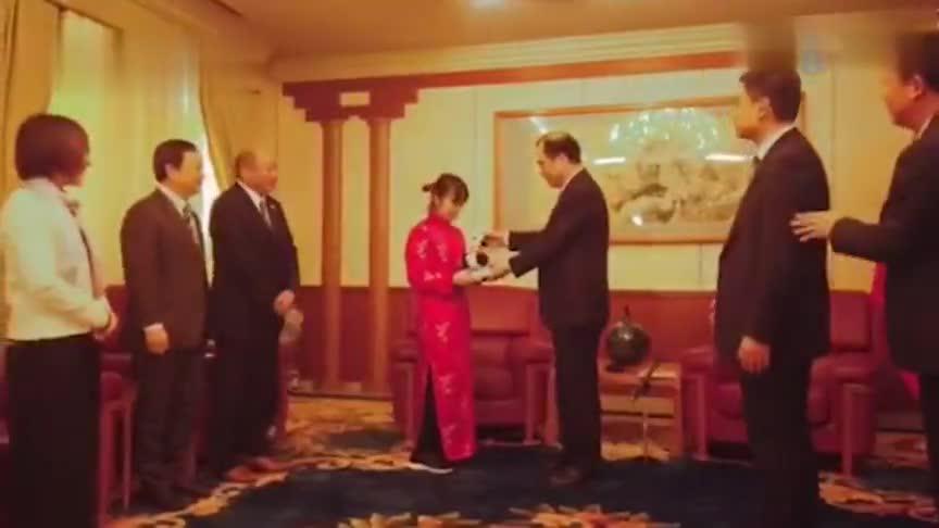 一袭红旗袍 两代中国情(含视频)
