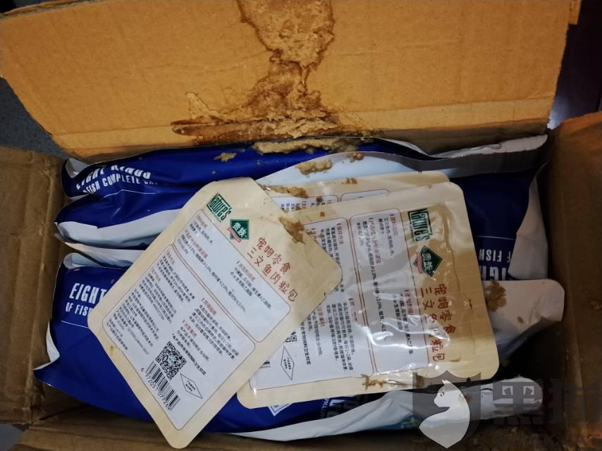 黑猫投诉天猫贵族宠物食品旗舰店发给本人的包裹破损污染并拒绝退货