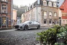 待到阳光满城，想和TA漫步在小径 出镜：奥迪RS6 Avant（C8）