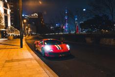 你说美不美！！Ferrari 488 Pista 配上魔都都市的夜景