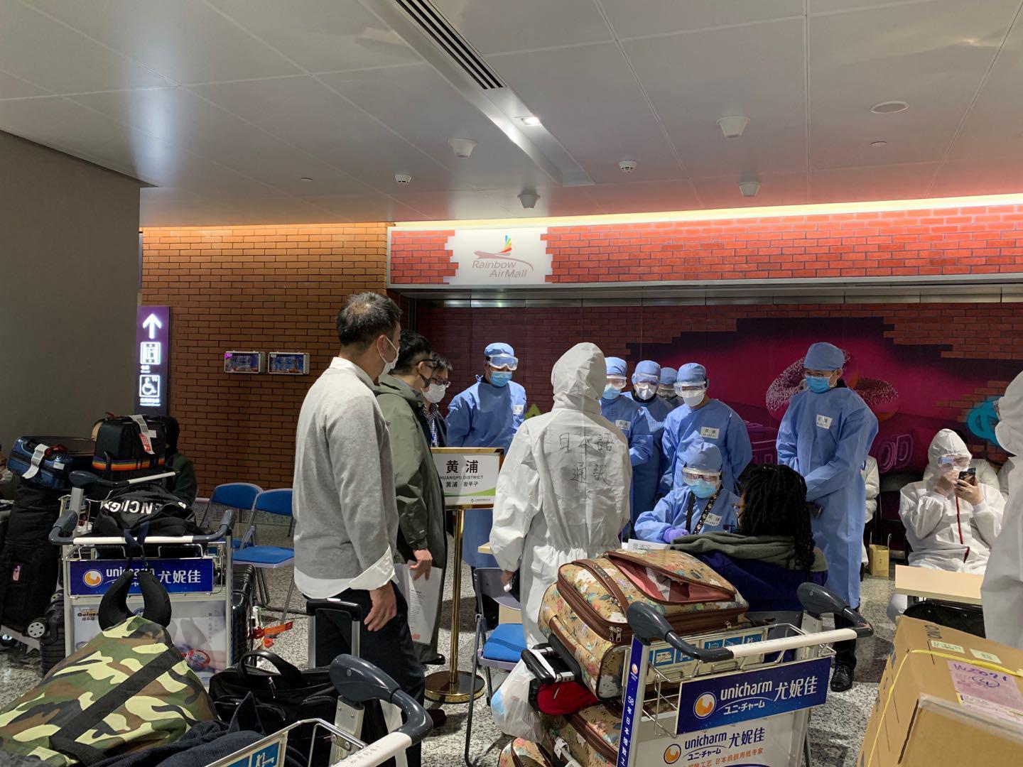 在机场，志愿者的一句话，让日本旅客红了眼眶