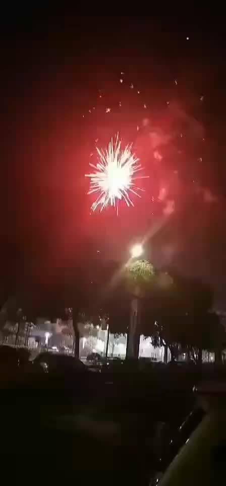 湖北潜江市民放炮庆祝解封,恭喜啊!