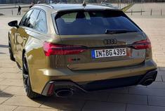 这个算是奥迪很少见的一种颜色了。 RS6战斗绿