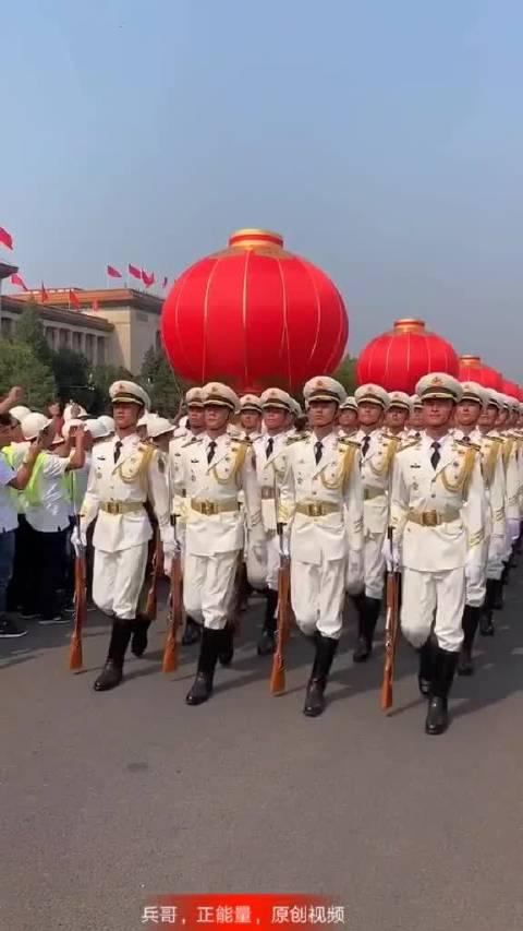 威武的解放军三军仪仗队,帅气十足!