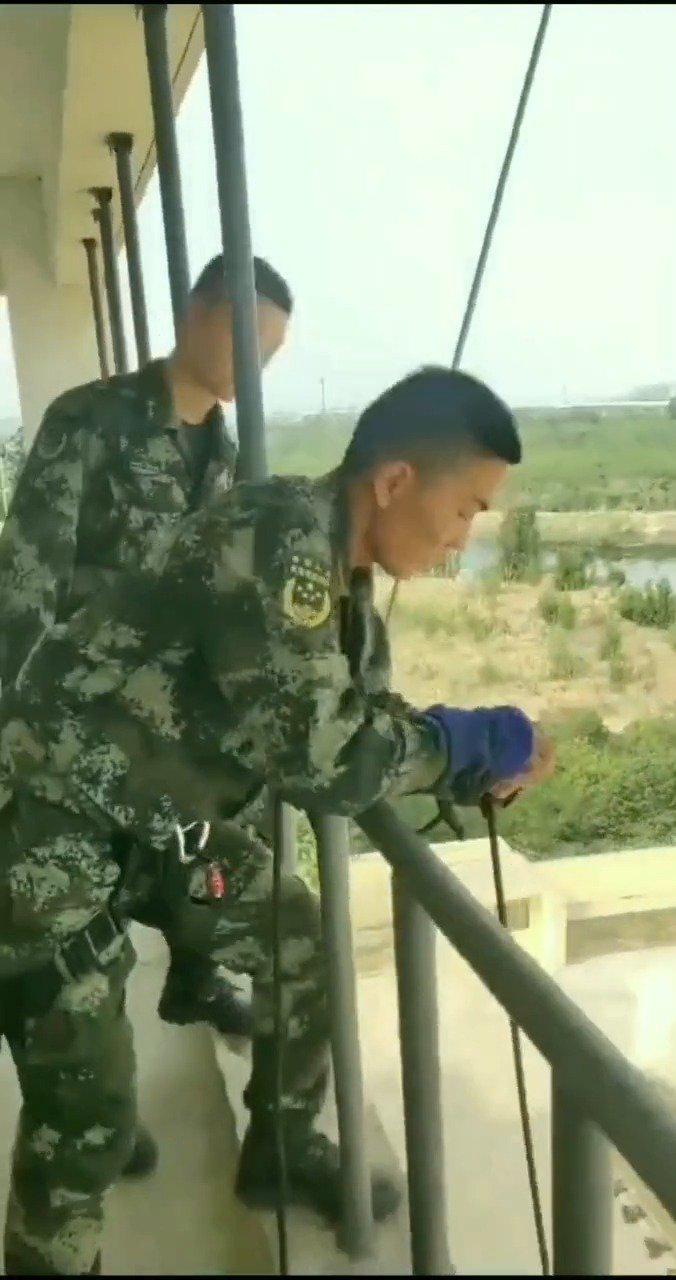 会快速索降的兵哥哥是不是帅呆了?山东武警