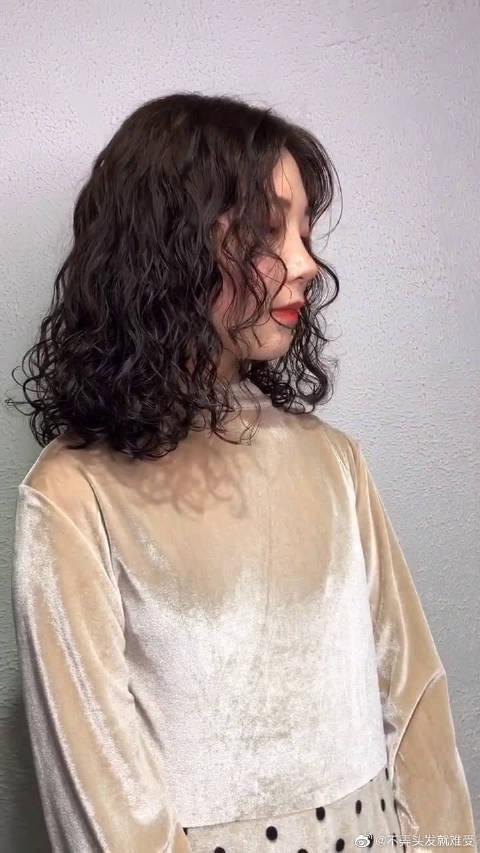 给这位美女设计了一款羊毛卷,锁骨发更加可爱 高颜值