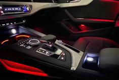 19款奥迪A4 //32色氛围灯够炫。