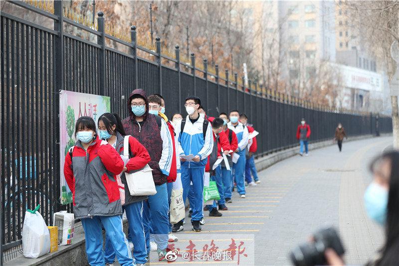 长春希望高中,孩子们已经开始排队进校门