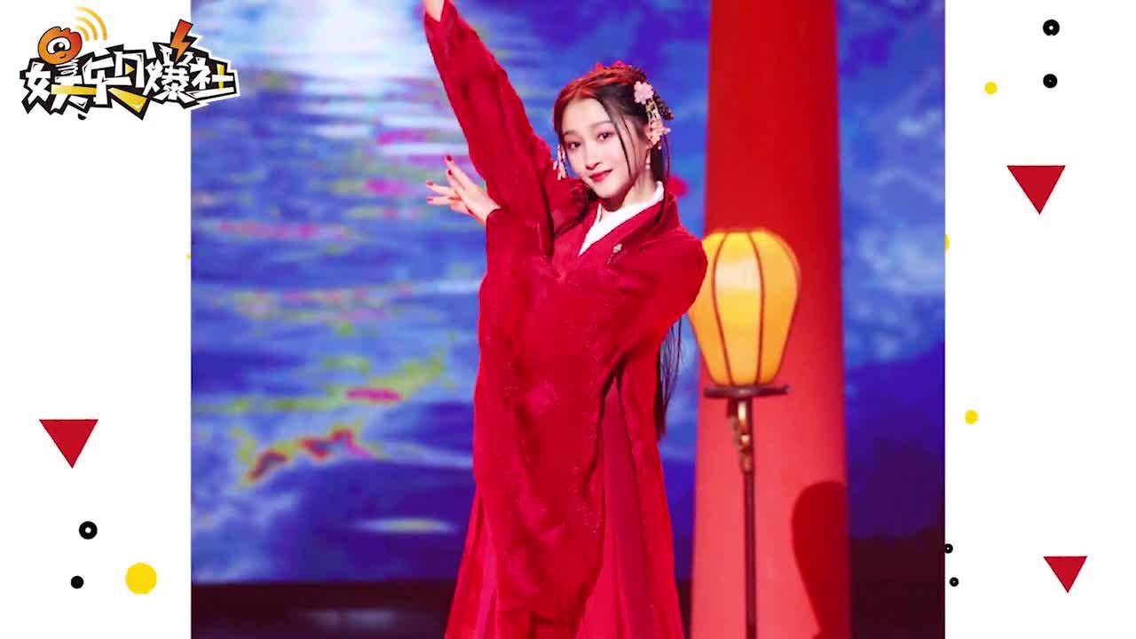 视频明艳美人关晓彤一袭红衣拂袖而舞配红唇气质绝了
