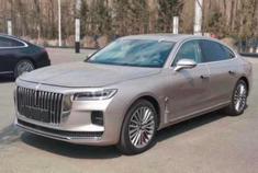 图一为香槟金色红旗H9，第一次见，没有黑色大气，但会更典雅