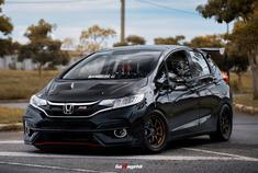 街道上行驶的本田飞度 带有GK车身的K系列，可以肯定看到3xx马力