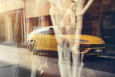 迎着朝阳穿梭在城镇街道的兰博基尼Urus。 美极了！