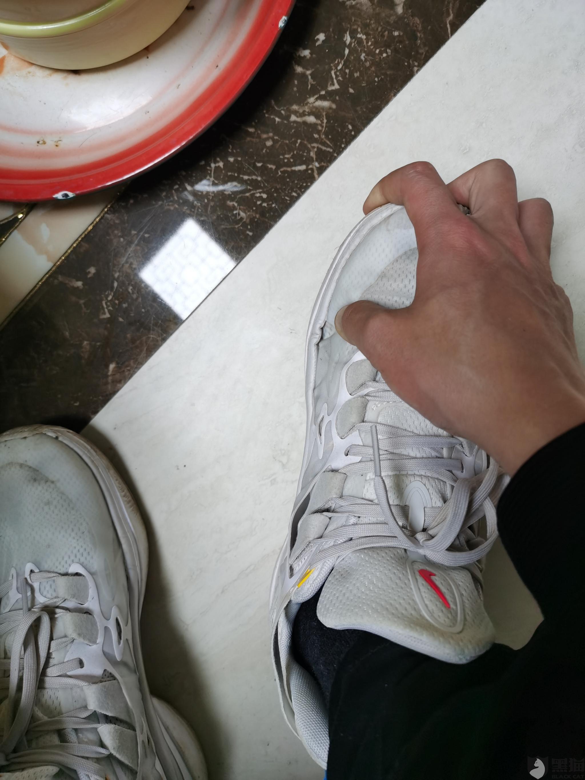 开胶,因为一直没回家,找不到那个鞋盒子,之前也天真相信nike的鞋子