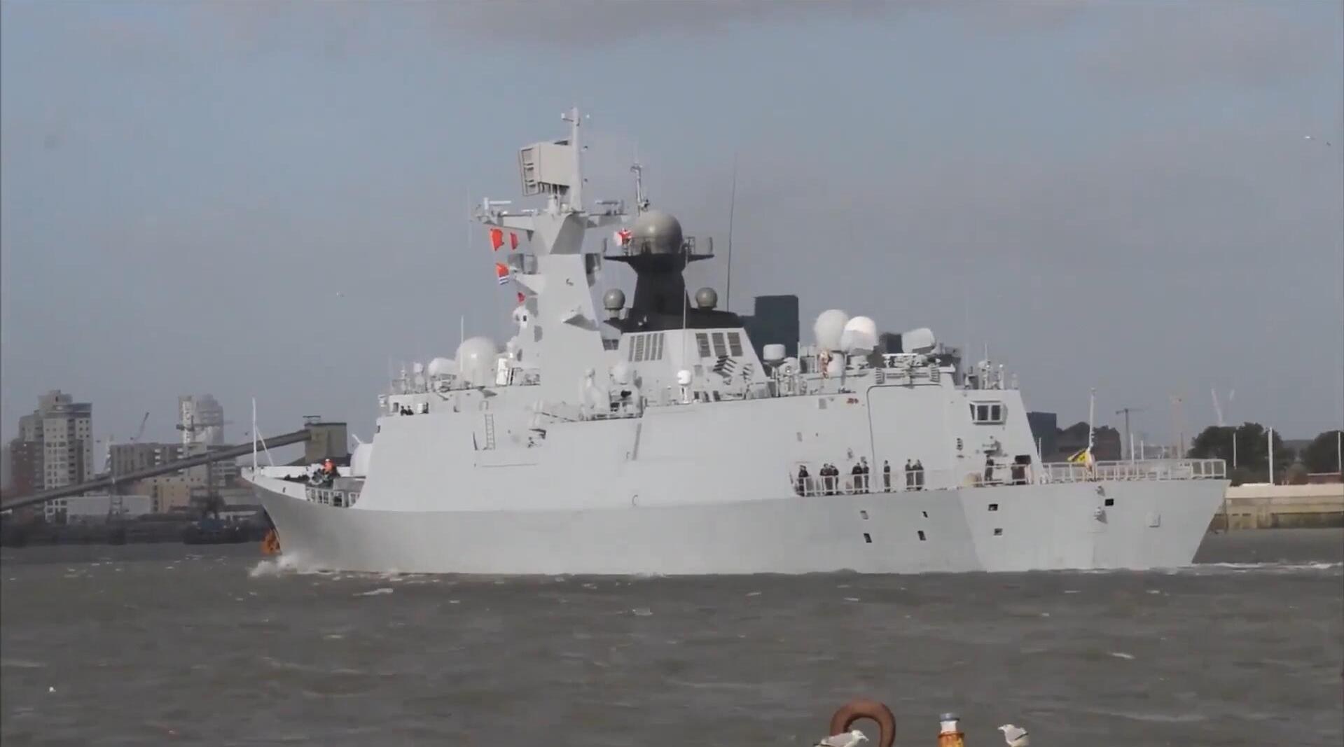 中国海军054a型导弹护卫舰,黄冈舰,扬州舰在泰晤士河航行!