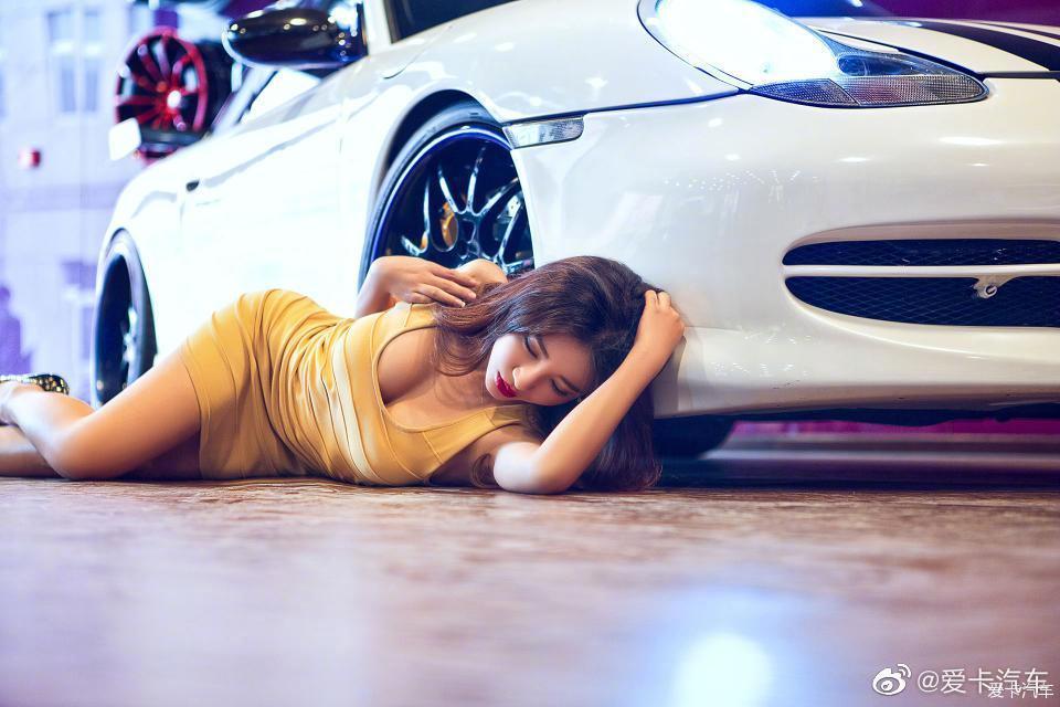 豪车与美女，是永恒的话题..菇凉，放开这辆车！