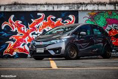 这个灰色的 三代目 本田飞度 GK5 国产木有，这颜色你们喜欢不